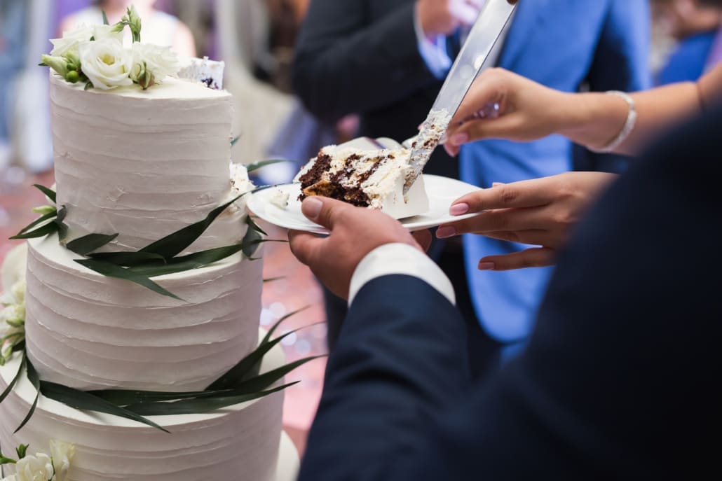 wedding cakes in ct, wedding cake, the bride cuts the cake, cake cutting